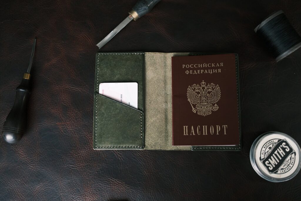 Кожаная обложка на российский паспорт в раскрытом виде